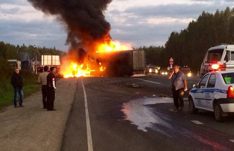На Челябинском тракте полыхала фура, столкнувшаяся с КамАЗом. ВИДЕО На Челябинском тракте полыхала фура, столкнувшаяся с КамАЗом. ВИДЕО