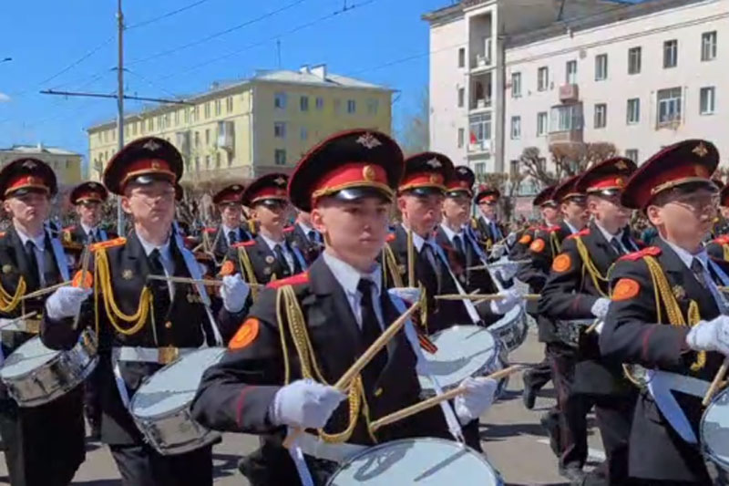 В Красноярске на церемонии поднятия флага в честь 9 Мая упали в обморок два подростка-карабинера | В Красноярске кадеты упали в обморок при поднятии флага города В Красноярске на церемонии поднятия флага в честь 9 Мая упали в обморок два подростка-карабинера | В Красноярске кадеты упали в обморок при поднятии флага города