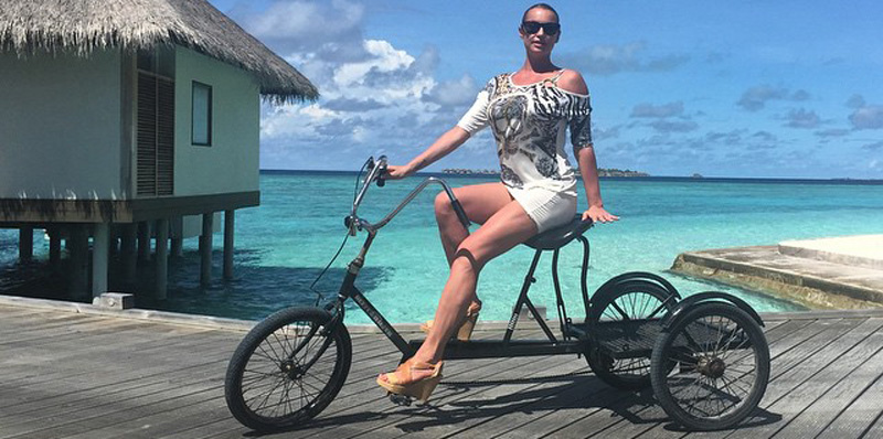 Волочкова на Мальдивах врезалась в пальму Волочкова на Мальдивах врезалась в пальму