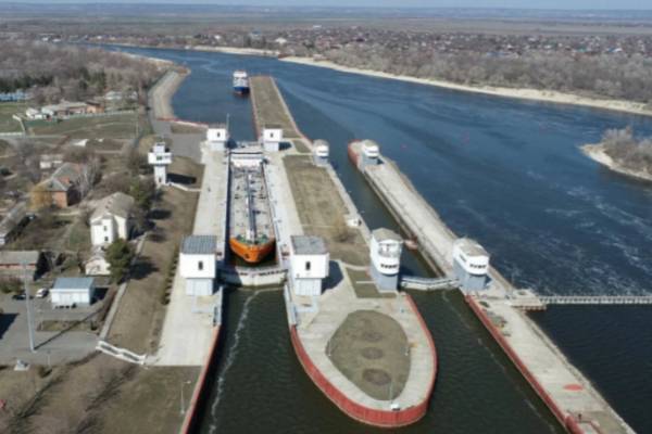 В Ростове-на-Дону теплоход «Альфа» врезался в гидроузел, перекрыв путь судам | Теплоход в Ростовской области врезался в ворота гидроузла В Ростове-на-Дону теплоход «Альфа» врезался в гидроузел, перекрыв путь судам | Теплоход в Ростовской области врезался в ворота гидроузла