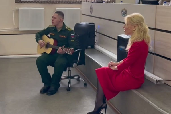 Мизулину раскритиковали в Сети за исполнение песни украинской группы «Бумбокс» Мизулину раскритиковали в Сети за исполнение песни украинской группы «Бумбокс»