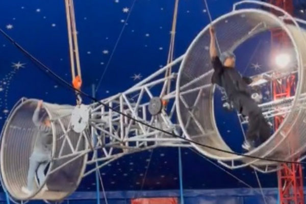 В Находке артист цирка сорвался с Колеса смерти во время выступления В Находке артист цирка сорвался с Колеса смерти во время выступления