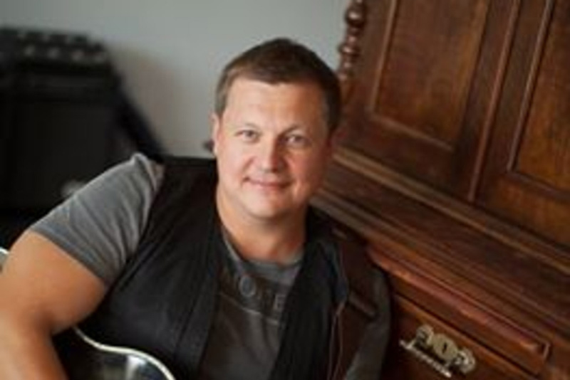 Умер избитый в Подмосковье бас-гитарист «Любэ». «Это большая потеря для всех»