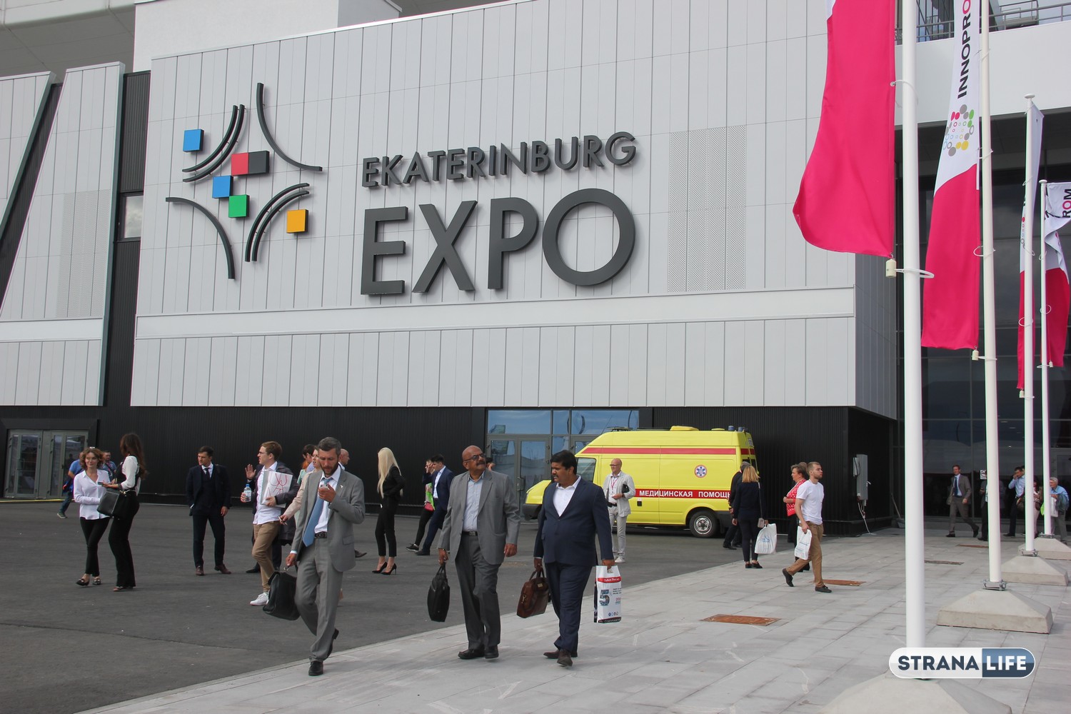 Сексуальные красотки, еда втридорога, непривычные турки и вип-персоны: в Екатеринбурге открылась международная выставка «Иннопром»