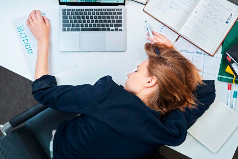 Психолог дала россиянам советы, как справиться с выгоранием на работе | Психолог Яушева: на работе важно делать короткие перерывы