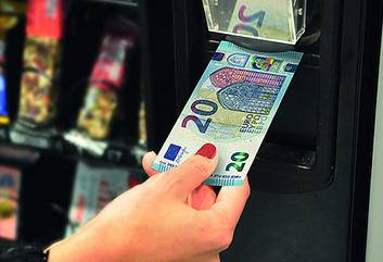 Центральные банки еврозоны, начнут выпускать в обращение новые 20-евровые купюры с новым дизайном Центральные банки еврозоны, начнут выпускать в обращение новые 20-евровые купюры с новым дизайном