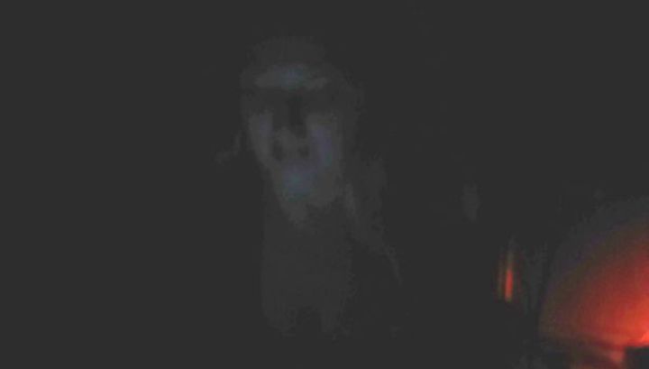 Сексуальная блондинка-призрак оставила отпечатки пальцев в музее