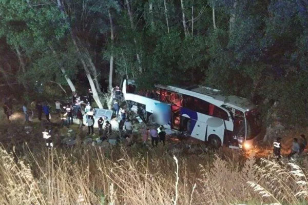 В центральной Турции в ДТП с автобусом погибли 12 человек, 19 ранены В центральной Турции в ДТП с автобусом погибли 12 человек, 19 ранены