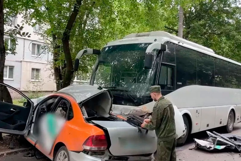 Трагедия в Самаре: столкновение автомобиля с автобусом унесло жизни четырех человек, включая троих детей | В Самаре арендованный автомобиль столкнулся с автобусом, погибли трое детей Трагедия в Самаре: столкновение автомобиля с автобусом унесло жизни четырех человек, включая троих детей | В Самаре арендованный автомобиль столкнулся с автобусом, погибли трое детей