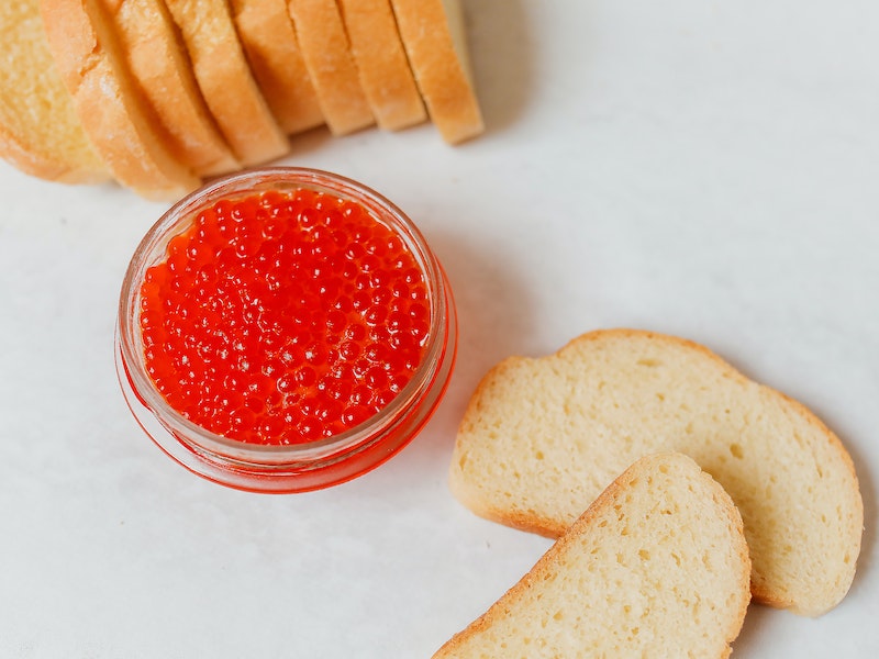 В красной икре известных брендов обнаружили кишечную палочку