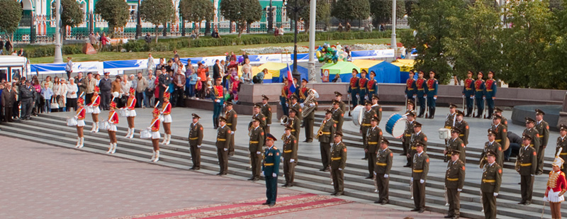 Более 500 военных музыкантов в центре Екатеринбурга исполнят а капелла Государственный гимн Российской Федерации Более 500 военных музыкантов в центре Екатеринбурга исполнят а капелла Государственный гимн Российской Федерации
