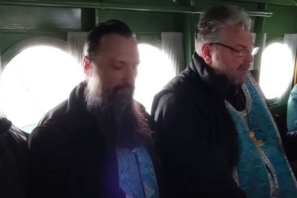 Курганские священники совершили крестный ход на самолёте для защиты от паводков | Курганские священники облетели регион с иконой для защиты от паводка Курганские священники совершили крестный ход на самолёте для защиты от паводков | Курганские священники облетели регион с иконой для защиты от паводка