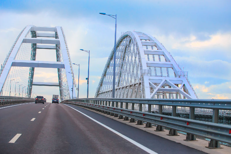 Движение по Крымскому мосту временно остановлено! Что произошло? | Движение транспорта по Крымскому мосту временно приостановлено Движение по Крымскому мосту временно остановлено! Что произошло? | Движение транспорта по Крымскому мосту временно приостановлено