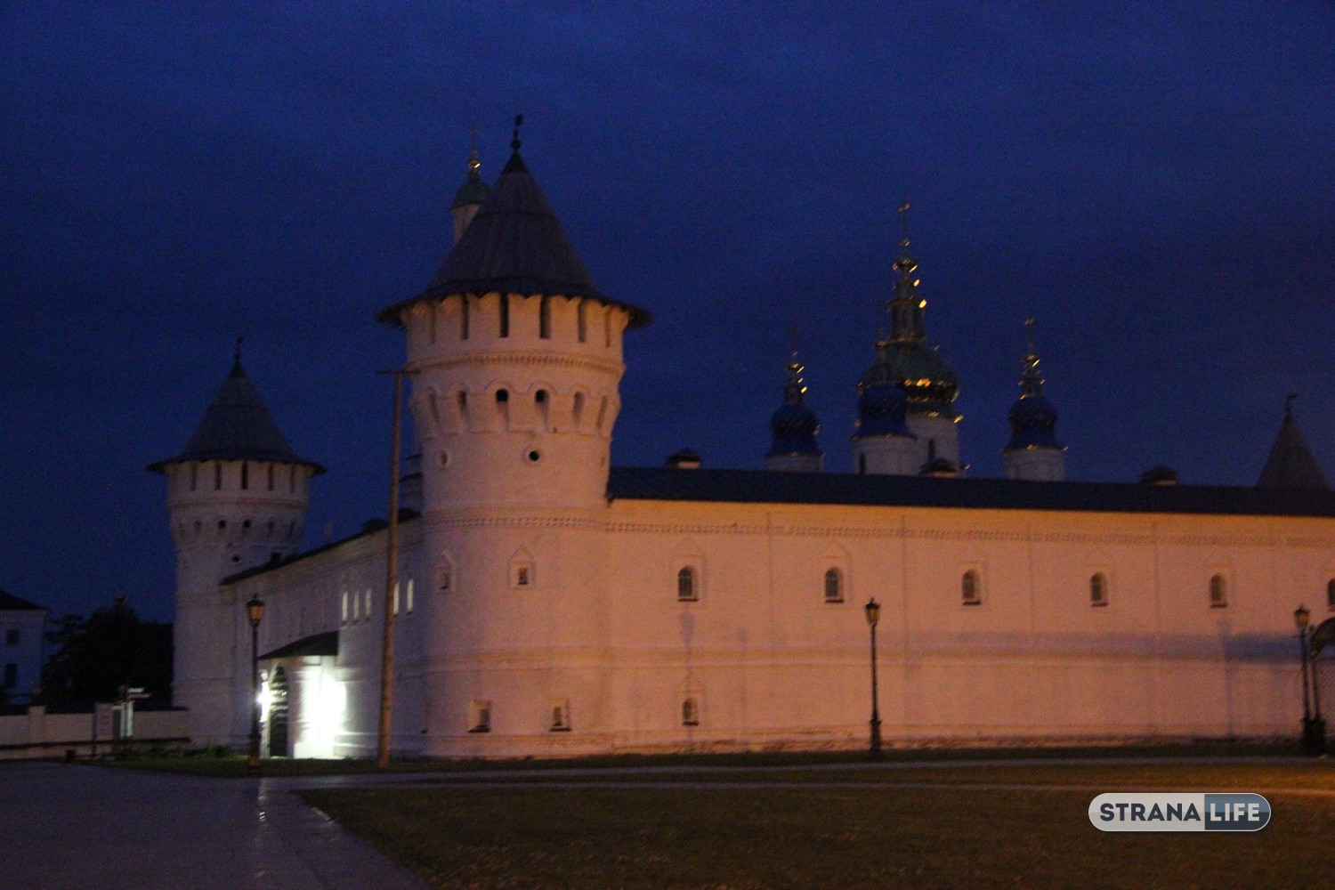 Очень мрачно. На Тобольском Кремле в разгар туристического сезона потухла подсветка, и древний город как будто вымер…
