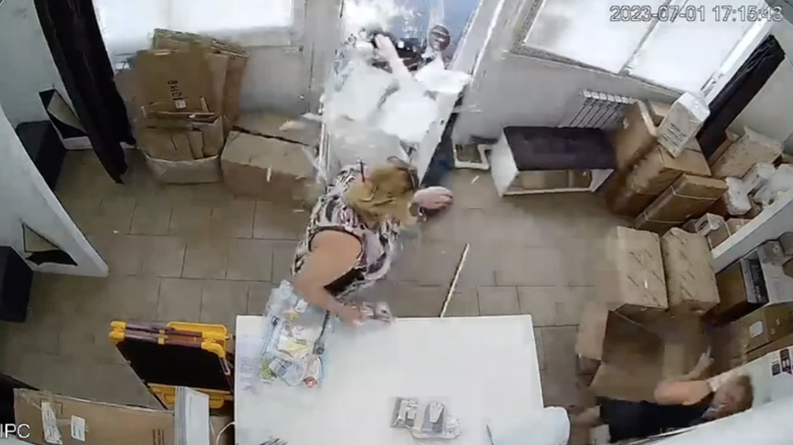 В подмосковной Ивановке водитель не справился с управлением и врезался в пункт Wildberries В подмосковной Ивановке водитель не справился с управлением и врезался в пункт Wildberries