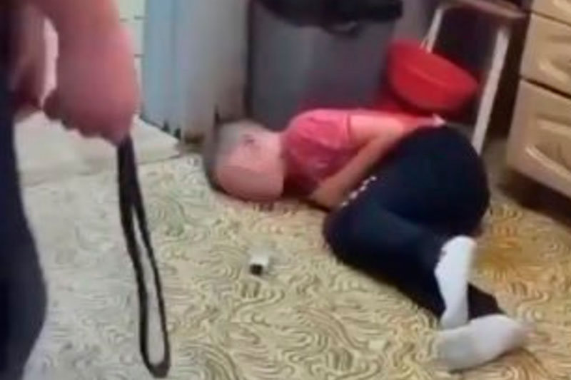 Отчим жестоко избил пасынка ремнём в Югре | В ХМАО 25-летний отчим избил ремнём пасынка за курение вейпа Отчим жестоко избил пасынка ремнём в Югре | В ХМАО 25-летний отчим избил ремнём пасынка за курение вейпа