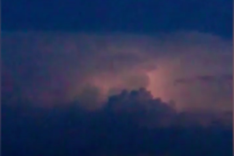 Жители атомного челябинского города заметили инопланетян в облаке с молниями. ВИДЕО Жители атомного челябинского города заметили инопланетян в облаке с молниями. ВИДЕО