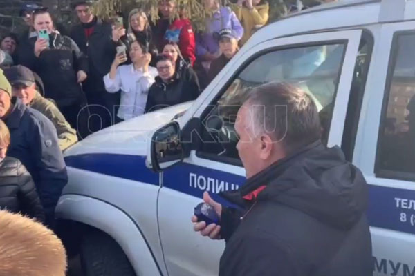 Глава Орска Козупица вышел к протестующим, требующим его отставки из-за паводка | Мэр Орска вышел к протестующим из-за низких компенсаций после паводка Глава Орска Козупица вышел к протестующим, требующим его отставки из-за паводка | Мэр Орска вышел к протестующим из-за низких компенсаций после паводка