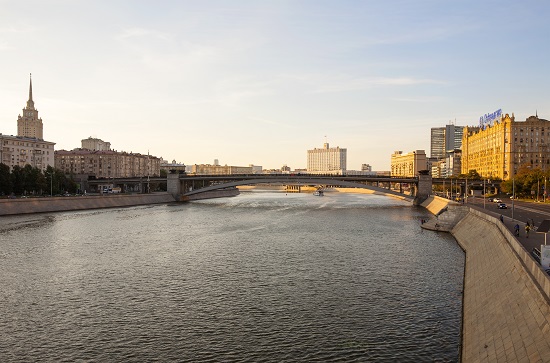 Прогулочный теплоход врезался в стену в Москве Прогулочный теплоход врезался в стену в Москве