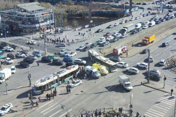 Трамвай с искусственным интеллектом «Довлатов» сбил трёх человек в Петербурге. Видео | Умный трамвай «Довлатов» сбил трёх человек в Петербурге Трамвай с искусственным интеллектом «Довлатов» сбил трёх человек в Петербурге. Видео | Умный трамвай «Довлатов» сбил трёх человек в Петербурге