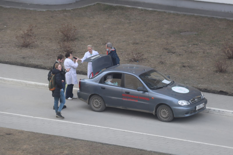 С вещами на выход. В Екатеринбурге людей с коронавирусом или подозрением на него медики в защитных костюмах увозят на спецмашинах...