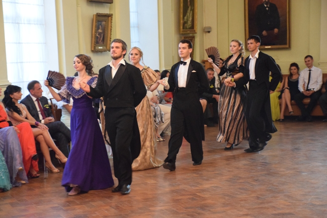 В Симферопольском художественном музее состоялся Летний Таврический Бал В Симферопольском художественном музее состоялся Летний Таврический Бал