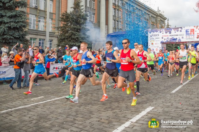 На Урале 5000 человек совершили забег через границу Европы и Азии На Урале 5000 человек совершили забег через границу Европы и Азии