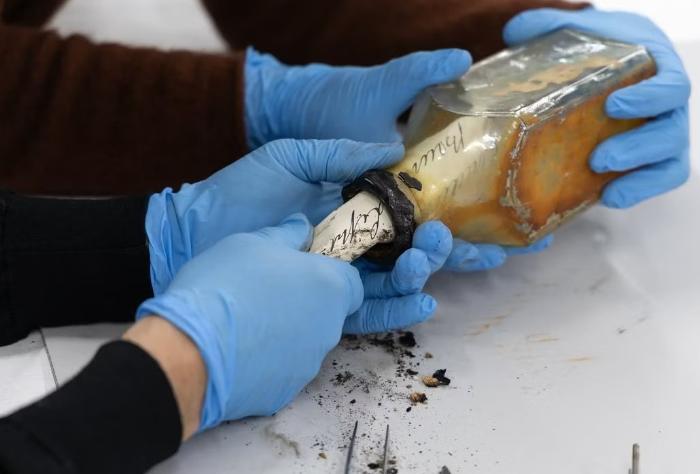 Секрет в стене: в Австралии художник нашел послание в бутылке из 1903 года внутри маяка | В Тасмании в стене маяка нашли послание, запечатанное более века назад Секрет в стене: в Австралии художник нашел послание в бутылке из 1903 года внутри маяка | В Тасмании в стене маяка нашли послание, запечатанное более века назад