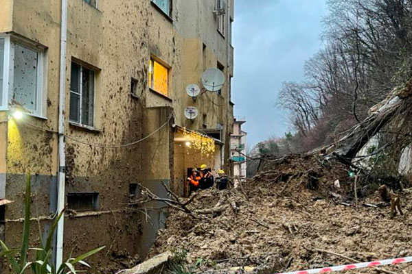 В Сочи оползень заблокировал жителей семиэтажного дома В Сочи оползень заблокировал жителей семиэтажного дома