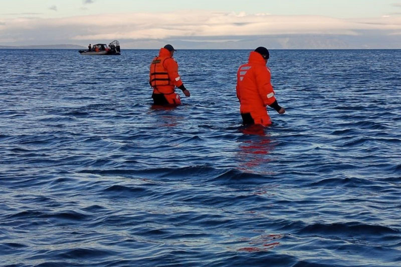 В Магаданской области в бухте Гертнера обнаружены тела двух рыбаков после крушения лодки | Пропавшие рыбаки в бухте Гертнера найдены мёртвыми — МЧС