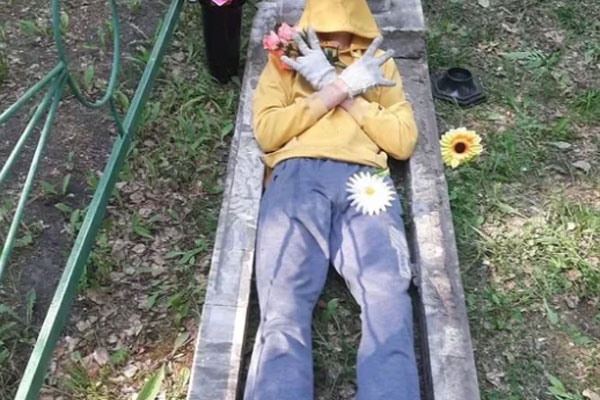 Изображали умерших: под Новосибирском скучающие подростки устроили фотосессию на сельском кладбище Изображали умерших: под Новосибирском скучающие подростки устроили фотосессию на сельском кладбище