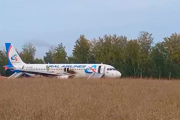 Нервный инструктаж и плач: Аудиозапись вскрыла, что происходило на борту лайнера А320 перед посадкой на поле Нервный инструктаж и плач: Аудиозапись вскрыла, что происходило на борту лайнера А320 перед посадкой на поле