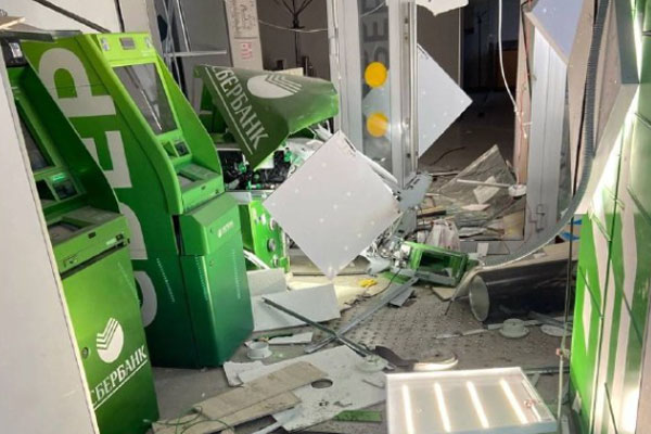 Baza: в Омске неизвестный устроил взрыв в отделении «Сбербанка» | Взрыв прогремел в отделении «Сбербанка» в Омске