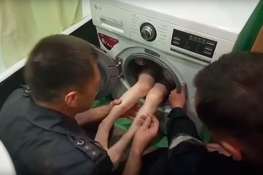 В Харькове мальчик "обыграл" сестру в прятки, застряв внутри стиральной машины. ВИДЕО