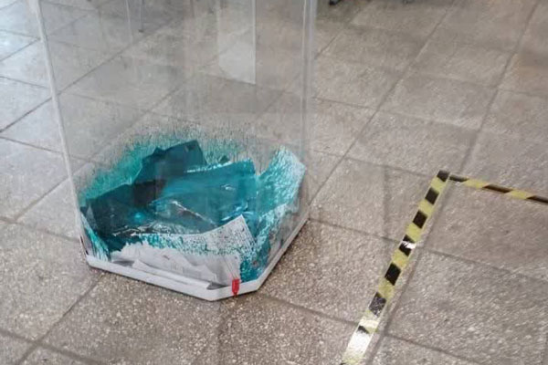 Поджоги и зелёнка. Как россияне портили урны в первый день выборов президента Поджоги и зелёнка. Как россияне портили урны в первый день выборов президента