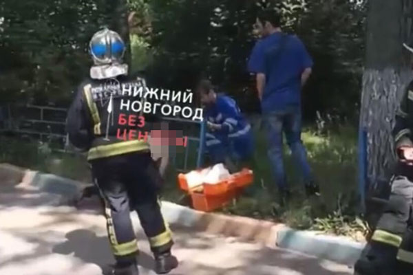В Нижнем Новгороде обнаружили тело мужчины с застрявшей в заборе головой В Нижнем Новгороде обнаружили тело мужчины с застрявшей в заборе головой