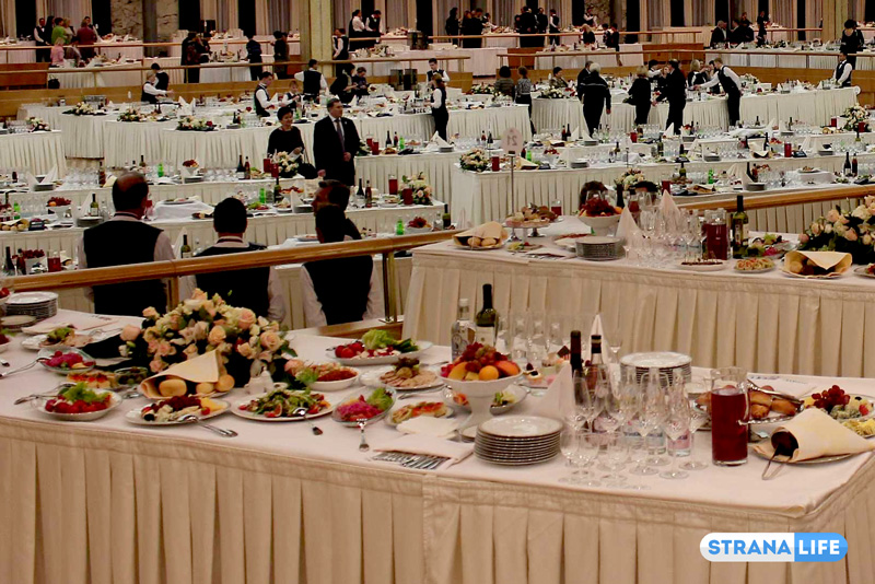 «Кушайте, за все заплачено!» Увидев на столах буженину, омаров и вино провинциалы на одном из столичных приемов… опозорились «Кушайте, за все заплачено!» Увидев на столах буженину, омаров и вино провинциалы на одном из столичных приемов… опозорились