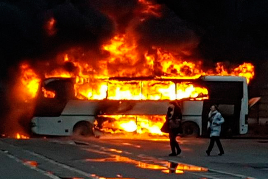 Сгореть за 14 минут. Огонь охватил туристический автобус в центре Петербурга Сгореть за 14 минут. Огонь охватил туристический автобус в центре Петербурга