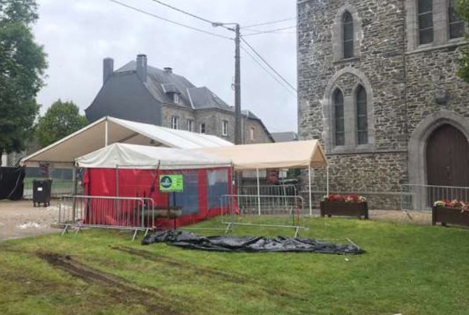 В Бельгии водитель специально въехал в толпу отдыхающих. Есть раненые. ФОТО