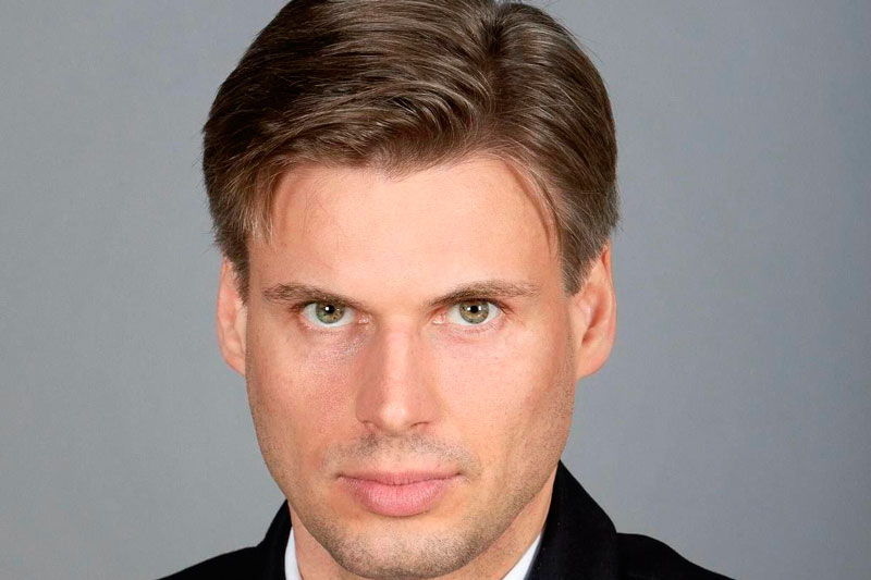 «Российский Том Харди»: новый глава «Роскосмоса» Дмитрий Баканов покорил женщин в Сети | Внешность нового главы Роскосмоса вызвала у россиян жаркие споры в соцсетях