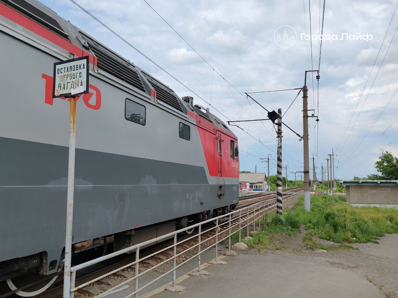 В Красноярском крае локомотив грузового поезда сошел с рельсов | Грузовой поезд сошел с рельсов в Красноярском крае 