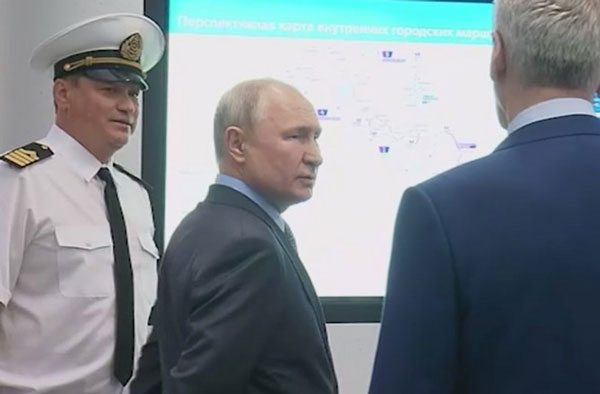 Путин запустил в рейс первый электрический речной трамвайчик в Москве Путин запустил в рейс первый электрический речной трамвайчик в Москве