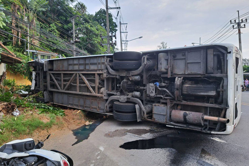 Автобус с россиянами перевернулся на Пхукете: четверо пострадали, один с переломом | В Таиланде перевернулся автобус с российскими туристами – четверо пострадали Автобус с россиянами перевернулся на Пхукете: четверо пострадали, один с переломом | В Таиланде перевернулся автобус с российскими туристами – четверо пострадали