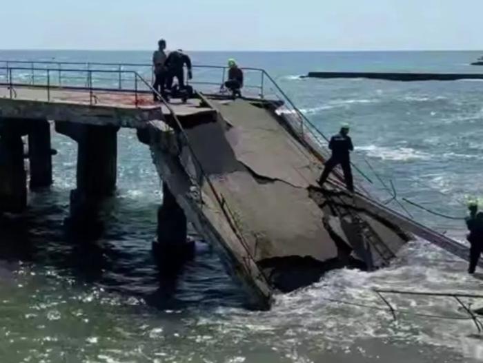 В Алуште рухнул аварийный причал: спасатели выводили людей из обломков | В Алуште обрушился причал, прокуратура начала проверку В Алуште рухнул аварийный причал: спасатели выводили людей из обломков | В Алуште обрушился причал, прокуратура начала проверку