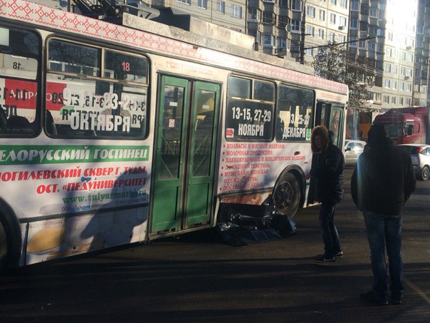 Труп ребенка продолжает лежать под колесами троллейбуса в Заречье Труп ребенка продолжает лежать под колесами троллейбуса в Заречье