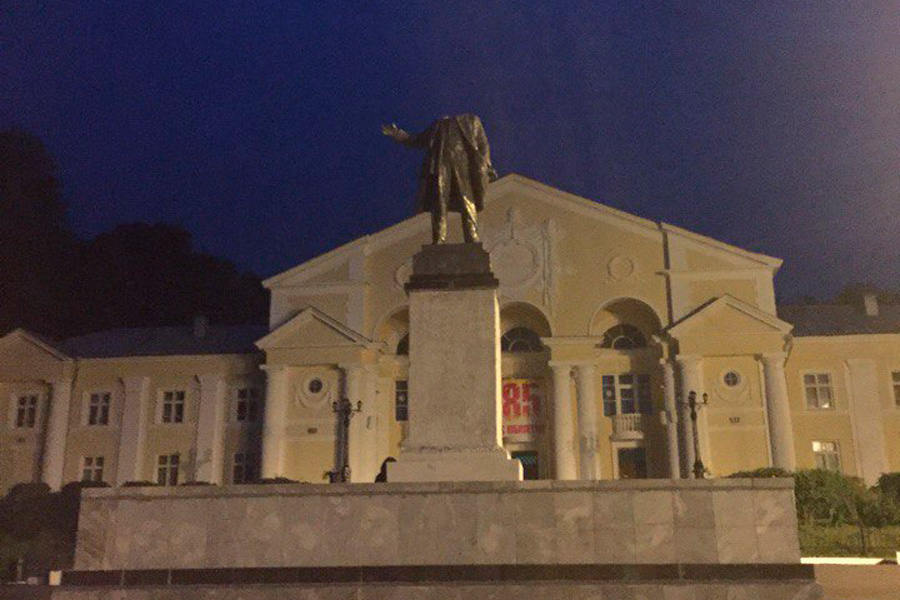 Празднование Дня металлурга в Первоуральске закончилось обезглавливанием памятника Ленину Празднование Дня металлурга в Первоуральске закончилось обезглавливанием памятника Ленину