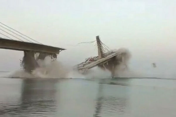 В Индии второй раз за 14 месяцев рухнул строящийся мост через Ганг В Индии второй раз за 14 месяцев рухнул строящийся мост через Ганг