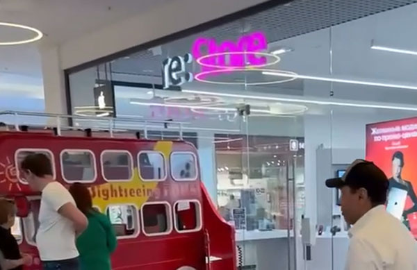 «Мама не будет рада»: школьники залезли в детский автобус и протаранили витрину в ТЦ в Подмосковье | В Подмосковье дети протаранили витрину ТЦ на детском автобусе «Мама не будет рада»: школьники залезли в детский автобус и протаранили витрину в ТЦ в Подмосковье | В Подмосковье дети протаранили витрину ТЦ на детском автобусе