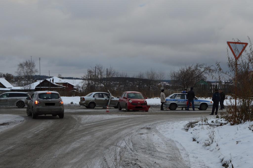 В столкновении двух автомобилей на Среднем Урале пострадала двухлетняя пассажирка