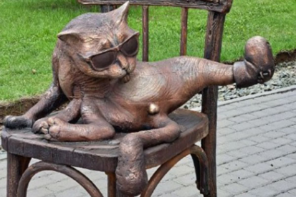 Статую кота с поднятой лапой в Барнауле потребовали убрать сразу после установки Статую кота с поднятой лапой в Барнауле потребовали убрать сразу после установки